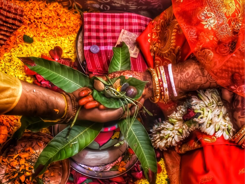  2) दैव विवाह : दैव विवाह दररोज तिरुपतीच्या पवित्र मंदिरात केला जातो. दैव विवाह हा सर्वोत्तम विवाह पद्धती म्हणूनही ओळखला जातो. दैव विवाह म्हणजे 'दैवी इच्छेशी संबंधित विवाह'. या प्रकारच्या विवाहात वधूचे वडील आपल्या मुलीला दक्षिणा यज्ञ करणाऱ्या पुजाऱ्यांना देतात. या प्रकारच्या विवाहात वर वधू शोधायला येत नाही, वधूचे पालक त्यांच्या मुलीसाठी वर शोधतात. मनुस्मृतीमध्येही याच्या महत्त्वाचा उल्लेख आहे, कारण दैवी इच्छेनुसार विवाह करणाऱ्या स्त्रीचा मुलगा तिच्या सात पिढ्यांतील पूर्वजांना आणि वंशजांना मुक्ती देऊ शकतो.