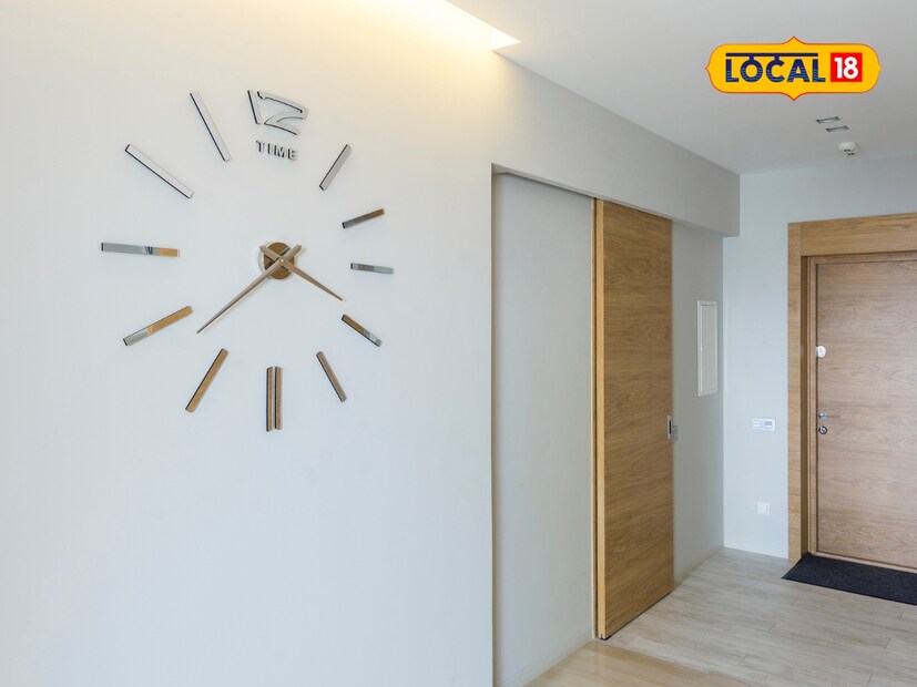  पूर्व दिशा ही कीर्ती, प्रतिष्ठा आणि यशासाठी अनुकूल मानली जाते, तर उत्तर दिशा धनप्राप्तीसाठी शुभ मानली जाते. त्यामुळे या दोन्ही दिशांमध्ये घड्याळ लावणं वास्तुनुसार लाभदायक ठरतं.