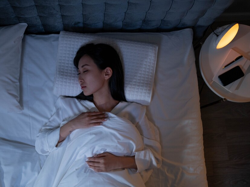  झोपण्यापूर्वी जास्त सुकामेवा (ड्रायफ्रूट्स), बीन्स, ब्रोकोली किंवा फ्लॉवर खाऊ नका. हे शरीरासाठी चांगले असले तरी, त्यात फायबर जास्त असल्याने रात्री झोपण्यापूर्वी ते खाऊ नयेत.