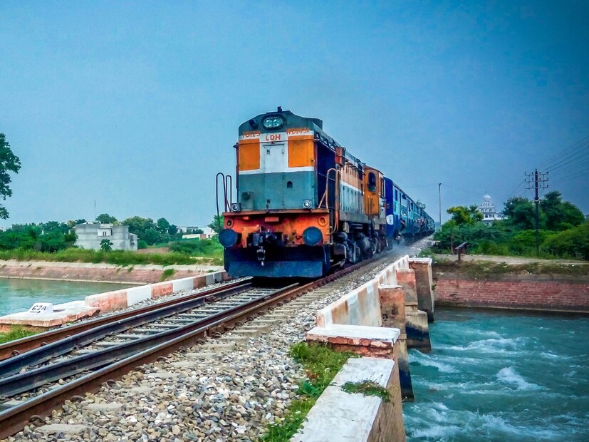  या गंभीर समस्येवर उपाय म्हणून भारतीय रेल्वेने एक मोठे पाऊल उचलले आहे. 'डीआरडीओ' (DRDO) ने भारतीय रेल्वेसोबत मिळून एक अप्रतिम तंत्रज्ञान विकसित केले आहे, ज्याला 'बायो-टॉयलेट' म्हणतात. या तंत्रज्ञानाने भारतीय रेल्वेसाठी 'गेम चेंजर' (Game Changer) ठरले आहे, ज्याने स्वच्छतेचा दर्जा पूर्णपणे बदलला आहे. मानवी विष्ठेचे पूर्णपणे विघटन करू शकणारी ही शौचालये आता रेल्वे गाड्यांमध्ये बसवण्यात आली आहेत.