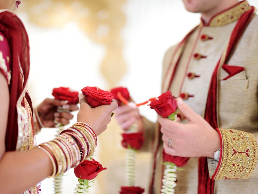  3) आर्ष विवाह : मान्यताप्राप्त विवाहाचा तिसरा प्रकार, म्हणजेच आर्ष विवाह, ऋषी किंवा संतासोबत विवाह करणे होय. हा ब्रह्म आणि दैव विवाहांपेक्षा वेगळा आहे. याचे कारण असे की, आर्ष विवाहात वधूच्या वडिलांना वराला काहीही द्यावे लागत नाही. आर्षमध्ये वराचे वडील वधूच्या वडिलांना 2 गायी किंवा बैल देतात. हा विवाह प्रकार मुलीच्या पालकांना योग्य वेळी त्यांच्या मुलीच्या लग्नाचा खर्च परवडला नाही म्हणून होतो, असे मानले जाते. त्यामुळे 2 गायींच्या बदल्यात मुलीचा विवाह एखाद्या वृद्ध ऋषी किंवा संतासोबत केला जात असे, असे मानले जाते.