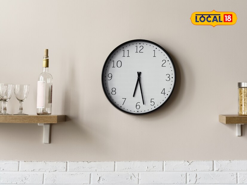  दक्षिण दिशा मात्र नकारात्मक ऊर्जा, अनावश्यक खर्च आणि तणाव यांना कारणीभूत ठरते, म्हणून या दिशेला घड्याळ लावणं टाळावं. तसेच, पश्चिम दिशा पूर्णतः अशुभ नसली तरी ती आळस आणि थकव्यात वाढ करणारी मानली जाते. त्यामुळे घड्याळासाठी ही दिशा योग्य नाही.