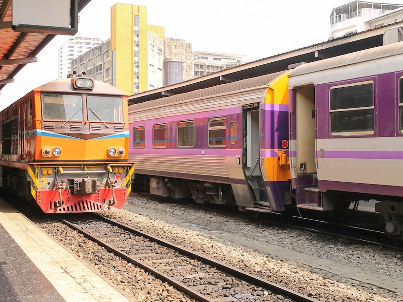  बायो-टॉयलेटमध्ये मानवी विष्ठा एका खास चेंबरमध्ये जमा केली जाते. यात विशिष्ट प्रकारचे बॅक्टेरिया असतात, ज्यांना 'ॲनारोबिक बॅक्टेरिया' (Anaerobic Bacteria) म्हणतात. हे बॅक्टेरिया मानवी विष्ठेला लहान कणांमध्ये मोडतात आणि तिचे पाणी आणि बायोगॅसमध्ये रूपांतर करतात. ही प्रक्रिया कोणत्याही दुर्गंधीशिवाय होते, त्यामुळे आजूबाजूचे वातावरण स्वच्छ राहते.