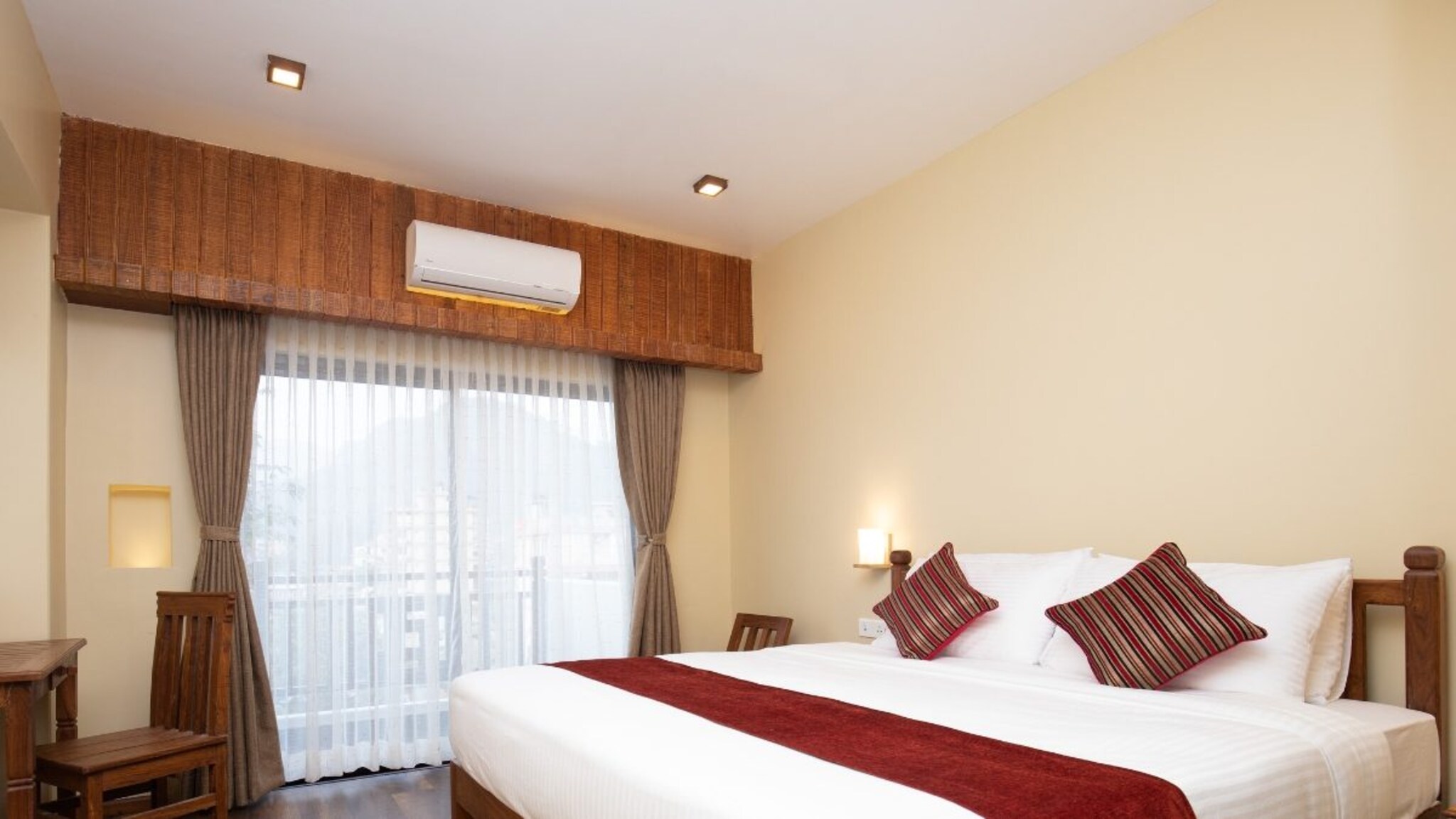 हाॅटेलच्या खोल्यांमध्ये घड्याळ का नसते? जाणून घ्या यामागील खास कारण!