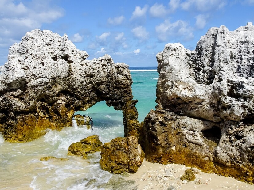  या देशातील लोक साधारणपणे नारळाची शेती करून आपला उदरनिर्वाह करतात. येथील बहुतेक लोकांचे उत्पन्नाचे मुख्य साधन नारळाच्या उत्पादनांची निर्मिती आणि विक्री हे आहे.