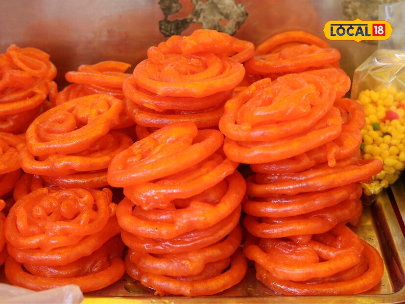  आहारतज्ज्ञांच्या मते, मधुमेहाच्या रुग्णांनी जिलेबी खूप जपून खावी, कारण ती त्यांची रक्तातील साखरेची पातळी वाढवू शकते. त्यामुळे, अशा रुग्णांनी डॉक्टरांच्या सल्ल्याशिवाय जिलेबी खाऊ नये. जिलेबीमध्ये कार्बोहायड्रेट्स असतात, जे शरीराला त्वरित ऊर्जा देतात. सकाळी लवकर जिलेबी खाल्ल्याने दिवसभर उत्साही राहण्यास मदत होते. याशिवाय, जिलेबी इतरही अनेक गोष्टींसाठी रामबाण उपाय म्हणून काम करते.