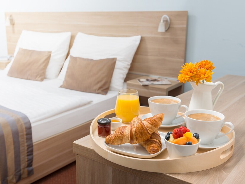  अनेक मोठ्या पंचतारांकित (फाइव्ह स्टार) हॉटेलच्या खोल्यांमध्ये भिंतींवरील चित्रे, सजावटीच्या वस्तू, ॲशट्रे, सुंदर लहान-मोठ्या शोपीस, इलेक्ट्रिक प्रेस आणि हँगर्स देखील असतात. या वस्तू खूप महाग असतात. या वस्तू स्वतःच्या समजून घेऊन जाणे तुमच्यासाठी लाजिरवाणे ठरू शकते. लक्षात ठेवा की तुम्ही या वस्तूंसाठी पैसे देत नाही.