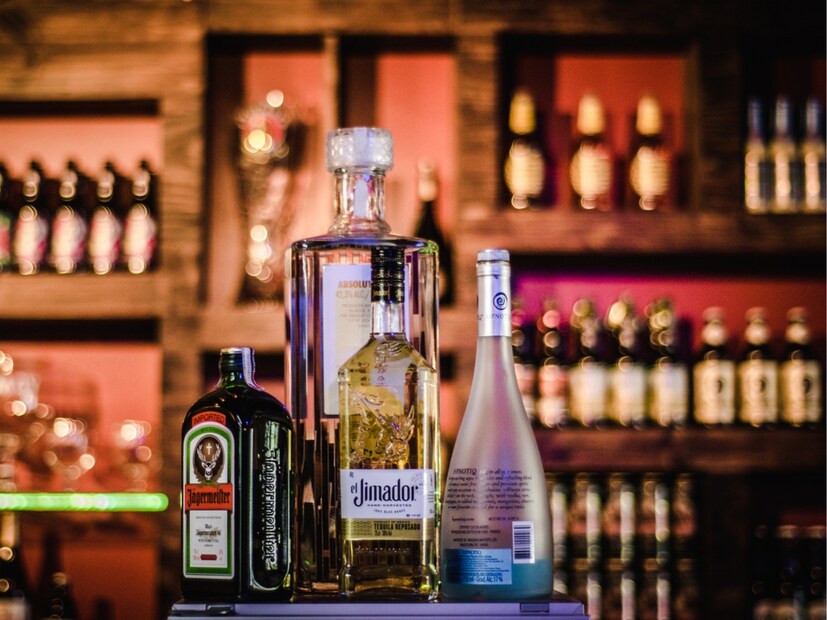  भारताप्रमाणे, पेनसिल्व्हेनियामध्येही दारू पिण्याचे वय ठरलेले आहे. या देशात फक्त 21 वर्षांवरील लोकच दारू खरेदी करू शकतात आणि पिऊ शकतात. त्यापेक्षा कमी वयाचे तरुण अनेकदा लपूनछपून दारू पितात.मात्र, इथे दारू पिण्यासाठी खूप कडक नियम आहेत. अल्पवयीन मुलांना दारू दिली जात नाही किंवा त्यांना दारू खरेदी करण्याची परवानगीही नाही. तुम्हाला दारू खरेदी करायची असेल, तर तुम्हाला तुमच्या वयाचा पुरावा दाखवावा लागेल.