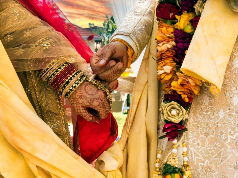  4) प्रजापत्य विवाह : प्रजापत्य विवाह ब्रह्म विवाहासारखाच आहे. प्राजापत्य विवाहात वधूचे वडील वर शोधतात. या प्रकारच्या विवाहात, वडील आपल्या मुलीला देताना जोडप्याला संबोधित करतात आणि वधू आणि वर दोघेही आपला धर्म एकत्र पार पाडू शकतात. प्रजापत्य विवाहात मुलीला वराकडून 'अर्धांगिनी' म्हणून स्वीकारतात आणि त्याला आपल्या प्रत्येक धार्मिक आणि धर्मनिरपेक्ष कार्यात सहभागी होण्यास सांगतात.