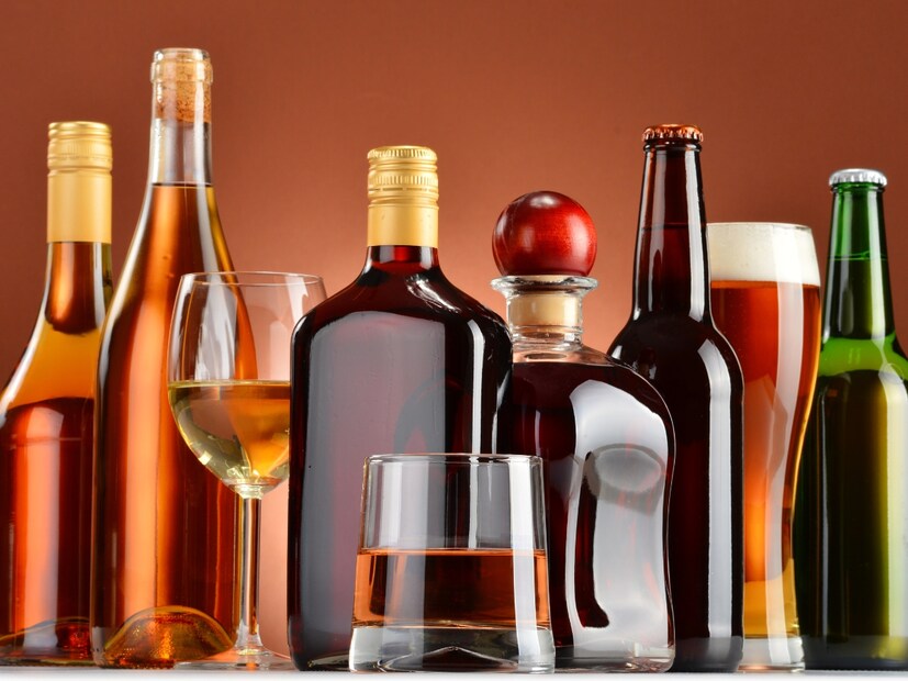  जगातील अनेक देशांनी धार्मिक किंवा वैद्यकीय परिस्थितीनुसार दारूच्या नियमांमध्ये सूट दिली आहे, पण पेनसिल्व्हेनियामध्ये असे काहीही नाही. तिथे दारूबद्दल खूप कडक नियम आहेत. मात्र, पत्नीच्या परवानगीचा नियम केवळ कागदावरच आहे, प्रत्यक्षात दुकानदार दारू खरेदी करताना असा कोणताही प्रश्न विचारत नाहीत, असा दावाही केला जातो. NEWS18Marathi या दाव्यांची पुष्टी करत नाही.