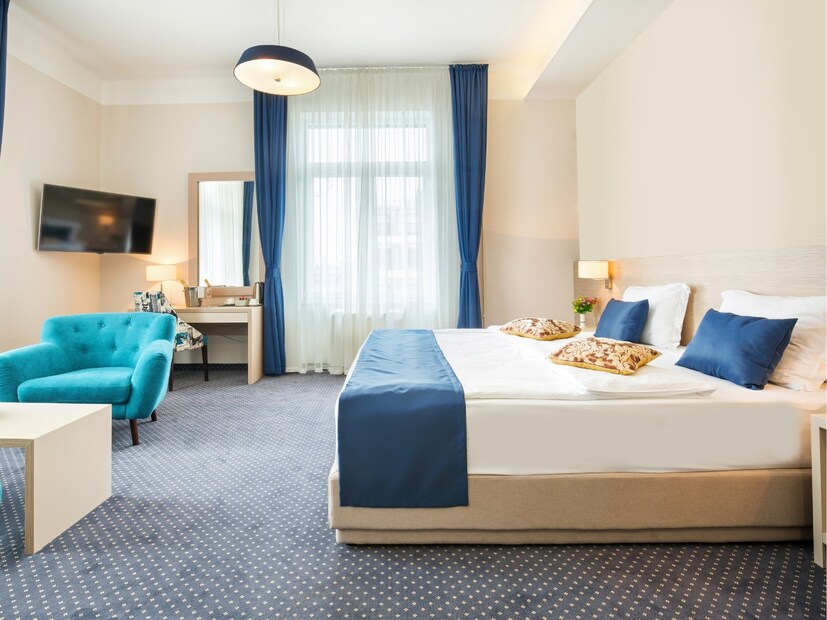  तुम्ही तुमच्या हॉटेलमधील मुक्काम, जेवण, पेये आणि मूलभूत सुविधांसाठी पैसे देता. जर दारू, चॉकलेट, ज्यूस आणि मिठाई असतील, तर तुम्ही त्यांचे पैसे भरूनच वापर करू शकता. जर तुम्ही इलेक्ट्रॉनिक वस्तू, प्रेस, शोपीस, पेंटिंग्ज, चादरी, उशा, कुशन इत्यादी वस्तू घेऊन जाताना पकडले गेलात, तर हॉटेल प्रशासन तुमच्यावर कारवाई करू शकते.