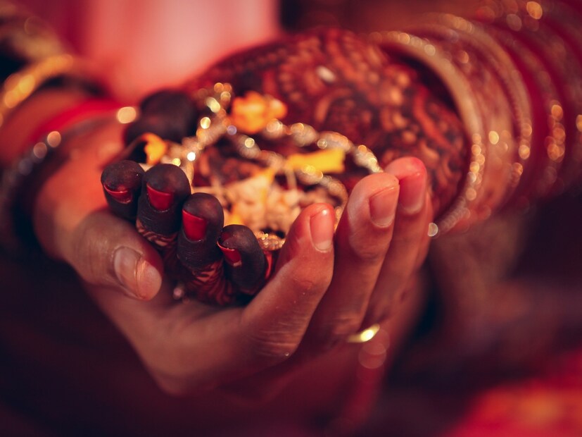  5) आसुर विवाह : हा विवाहाचा सर्वात निंदनीय प्रकार मानला जातो. यात वर वधूच्या वडिलांना आपले सर्व धन दिल्यानंतर मुलीला स्वीकारतो. रामायणात असे म्हटले आहे की, कैकेयीच्या विवाहासाठी राजा दशरथाने तिच्या पालकांना मोठी किंमत मोजली होती. हा मूलतः वधू विकत घेण्याचा एक व्यावसायिक विवाह आहे.