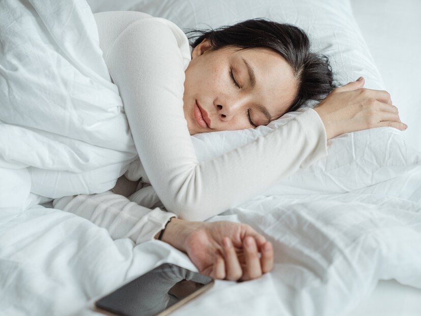  चहा, सोडा, कॉफी, चॉकलेट, आईस्क्रीम आणि मिठाईमध्ये कॅफिनचे प्रमाण जास्त असते. जे मेंदूवर परिणाम करते. रात्री झोपण्यापूर्वी त्यांचे सेवन टाळा.