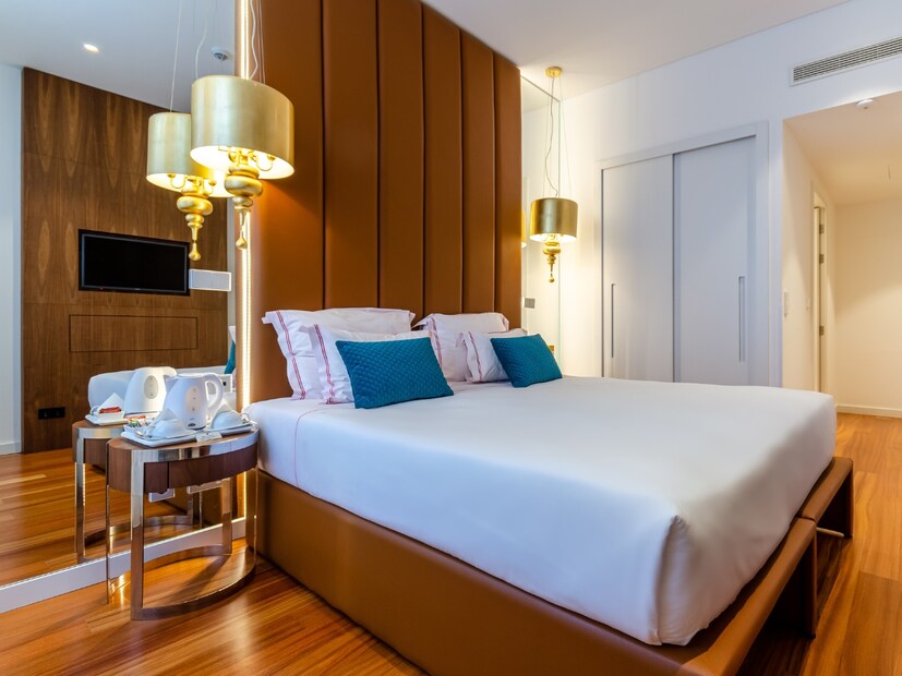  काही लोक हॉटेलच्या वस्तू आपल्यासोबत घेऊन जातात. अशा घटना अनेकदा देशात आणि जगात समोर येतात, पण ते खूप लज्जास्पद आहे. अशा परिस्थितीत, कोणत्याही हॉटेलमध्ये चेक-इन करताना आणि चेक-आउट करताना आपली बॅग व्यवस्थित तपासा की कोणतीही वस्तू चुकून पॅक झाली नाहीये.