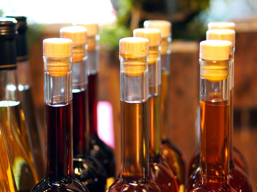  प्रत्येक ठिकाणी दारू पिण्यासाठी आणि विकण्यासाठी वेगवेगळे नियम बनवले जातात. पण जगात असा एक देशही आहे, जिथे दारू खरेदी करण्यासाठी वेगवेगळे नियम आहेत. प्रत्येक देशाला दारूसाठी स्वतःचे नियम आहेत. लोकांना त्या नियमांचे पालन करणे आवश्यक आहे. अन्यथा, त्यांना त्यासाठी शिक्षा होते. अनेक देशांमध्ये दारूला बंदी आहे, पण तरीही ती गुपचूप विकली जाते. पण एक असाही देश आहे, जिथे तुम्हाला दारू खरेदी करायची असेल, तर आधी तुमच्या पत्नीची परवानगी घ्यावी लागते.