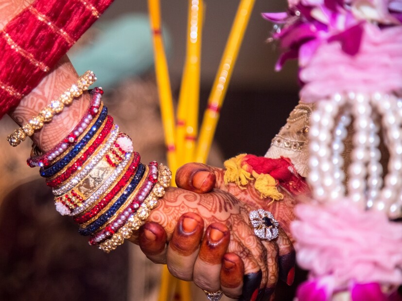  6) गांधर्व विवाह : हा विवाहाचा एक अनोखा प्रकार आहे आणि तो इतर विवाह प्रकारांपेक्षा वेगळा आहे. या विवाह पद्धतीत, मुलगी आणि मुलामध्ये लग्न करण्यासाठी परस्पर करार असतो. हा परस्पर करार केवळ शारीरिक आकर्षणावर आधारित असतो. या विवाह पद्धतीत पालकांच्या संमतीला काही भूमिका नसते.