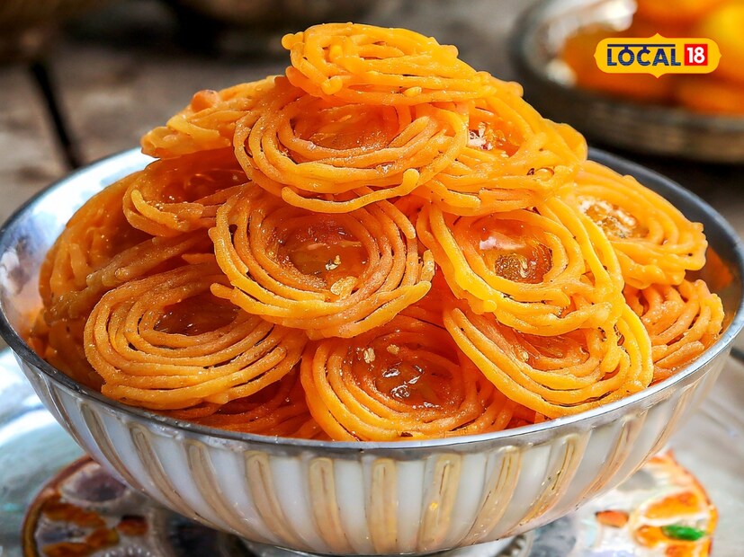  जिलेबी अनेक प्रकारे फायदेशीर आहे. पण दूध आणि जिलेबी एकत्र खाल्ल्याने पचनसंस्था सुधारण्यास मदत होते आणि बद्धकोष्ठतेसारख्या समस्यांपासून आराम मिळू शकतो. आहारतज्ज्ञ सपना सिंह यांनी सांगितले की, सकाळी लवकर जिलेबी खाणे फायदेशीर आहे. पण ते प्रत्येकासाठी फायदेशीर नाही. त्यामुळे, डॉक्टरांच्या सल्ल्यानुसारच जिलेबी खा. मधुमेह, हृदयविकार इत्यादी आजारांनी ग्रस्त असलेल्या लोकांनी जिलेबी खाऊ नये.