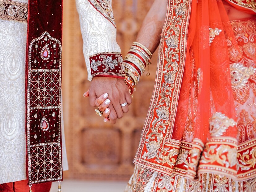  7) राक्षस विवाह : राक्षस विवाह वधूचे अपहरण करून आणि तिच्या कुटुंबाला आणि नातेवाईकांना क्रूरपणे मारून केला जातो. प्रसिद्ध इंडोलॉजिस्ट पी.व्ही. काणे यांच्या मते, या विवाह प्रकाराला राक्षस असे नाव देण्यात आले आहे, कारण आपल्या इतिहासात राक्षस त्यांच्या कैद्यांवर क्रूरता करण्यास ओळखले जातात. ते विवाहामध्येही ही क्रूरता करतात. आधुनिक युगात, हा विवाह आयपीसीच्या कलम 366 अंतर्गत एक फौजदारी गुन्हा आहे. कलम 366 मध्ये लग्नासाठी महिलेला जबरदस्ती करणाऱ्या किंवा अपहरण करणाऱ्या व्यक्तीला 10 वर्षांपर्यंत कारावास आणि दंड अशी शिक्षा होते.