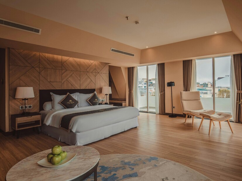  हॉटेलमध्ये राहण्यापूर्वी सर्व नियम आणि अटी जाणून घ्या. हॉटेलच्या मालमत्तेला (प्रॉपर्टीला) समजून घ्या. जर खोलीत ज्यूस, वाईन, बिअर किंवा महागडी चॉकलेट्स असतील, तर त्यांचा तसाच वापर करू नका. या वस्तू मोफत नसतात. या वापरण्यासाठी तुम्हाला पैसे द्यावे लागतील.