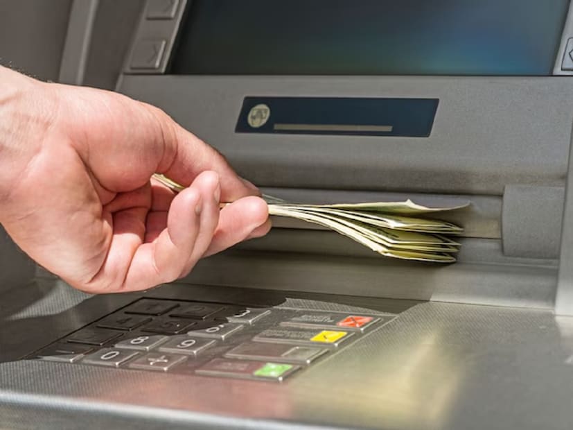 ATM ट्रांझेक्शनवर चार्ज : आयसीआयसीआय एटीएममधून पैसे काढण्यासाठी ग्राहकांकडून शुल्क आकारेल. जर तुम्ही दुसऱ्या बँकेचे एटीएम तीनपेक्षा जास्त वेळा वापरत असाल तर तुम्हाला आर्थिक व्यवहारांवर 23 रुपये आणि गैर-आर्थिक व्यवहारांवर 8.5रुपये द्यावे लागतील.