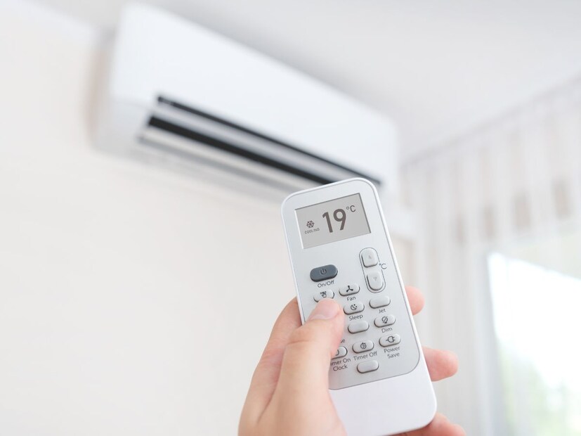 एसीच्या हवेची गोष्टच वेगळी आहे. विशेषतः पावसाळ्यात जेव्हा आर्द्रता वाढते तेव्हा एसीची कोरडी हवा आराम देते. पण ज्याप्रमाणे प्रत्येक इलेक्ट्रॉनिक वस्तूची अधिक काळजी घेणे आवश्यक असते, त्याचप्रमाणे एसीची काळजी घेणे खूप महत्वाचे आहे. एसीच्या हवेची गोष्टच वेगळी आहे. विशेषतः पावसाळ्यात जेव्हा आर्द्रता वाढते तेव्हा एसीची कोरडी हवा आराम देते. पण ज्याप्रमाणे प्रत्येक इलेक्ट्रॉनिक वस्तूची अधिक काळजी घेणे आवश्यक असते, त्याचप्रमाणे एसीची काळजी घेणे खूप महत्वाचे आहे.