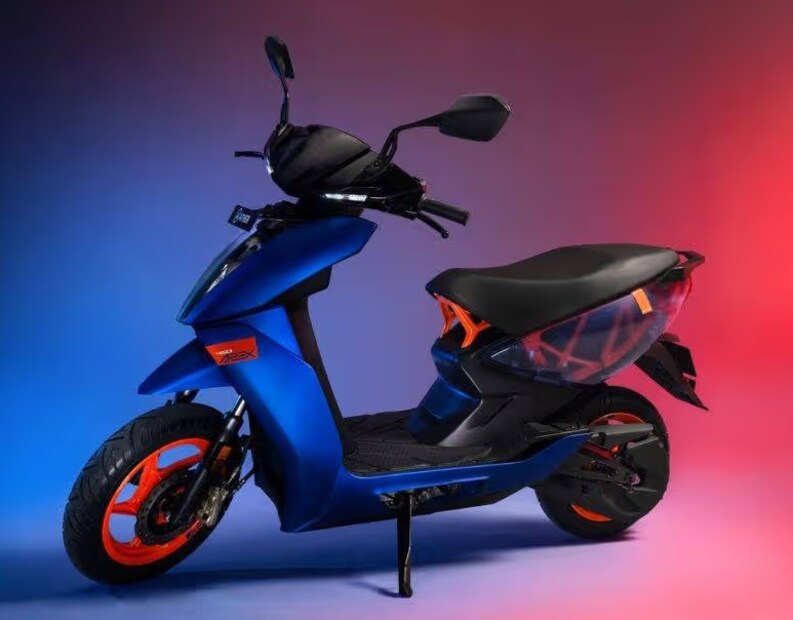 Ather 450X : Ather हा भारतातील एक ब्रँड आहे. ज्यावर लोक खूप विश्वास ठेवतात. या स्कूटरचे वजन 108 किलो आहे आणि रहदारीमध्ये ते चालवणे देखील सोपे आहे. त्यात चांगली जागा आहे. Ather 450X मध्ये 2.9 Kwh बॅटरी पॅक आहे. या स्कूटरचा टॉप स्पीड 90kmph आहे. त्याची बॅटरी 3 तासात चार्ज होते. ही स्कूटर पूर्ण चार्ज केल्यानंतर 126 किमीची रेंज देते. या स्कूटरची किंमत 1.49 लाख रुपये आहे.