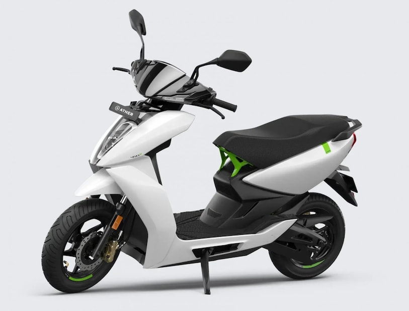 Bajaj Chetak 2903 : बजाज ऑटोची चेतक इलेक्ट्रिक स्कूटर त्याच्या डिझाइन आणि फीचर्सच्या आधारे लोकांना आवडत आहे. बजाजमध्ये 2.88 Kwh बॅटरी पॅक आहे. ही स्कूटर पूर्ण चार्ज केल्यानंतर 123 किमीची रेंज देते. ही स्कूटर पूर्ण चार्ज होण्यासाठी 4 तास लागतात. त्याची टॉप स्पीड 63 किमी प्रतितास आहे. किंमतीबद्दल बोलायचे झाले तर, तुम्ही ही स्कूटर 1.02 लाख रुपयांना खरेदी करू शकता. स्कूटरचे वजन 110 किलो आहे.