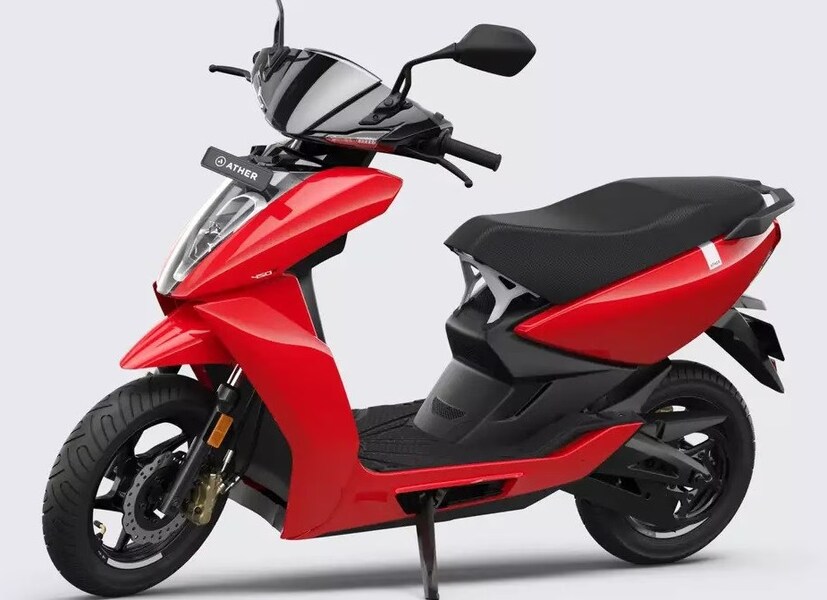 TVS iQube : TVS iQube भारतात खूप पसंत केले जाते. या स्कूटरच्या बेस मॉडेलमध्ये 2.2 Kwh बॅटरी पॅक आहे जो 75 किमीची रेंज देतो. 110 किलो वजनाची ही स्कूटर 75 किमी/तास वेगाने धावते. त्याची बॅटरी 3 तासांपेक्षा कमी वेळात चार्ज होते. या स्कूटरची किंमत 94,434 रुपये आहे.