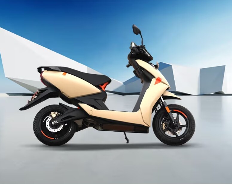 Ola S1 Z : ओलाची ही स्कूटर 110 किलो वजनाची आहे. या स्कूटरमध्ये 1.5 kWh प्रति तासाच्या दोन बॅटरी आहेत. ज्या 75 ते 146 किमी रेंज देतात. 110 किलो वजनाच्या या स्कूटरचा टॉप स्पीड 70 किमी/तास आहे. ही स्कूटर दैनंदिन वापरासाठी बेस्ट ऑप्शन ठरू शकते. या स्कूटरची किंमत 59,999 रुपये आहे.