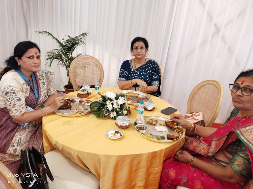 एखाद्या समितीच्या सदस्यांसाठी  जेवणाची व्यवस्था करण्यात काही गैर नाही. पण त्यासाठी चांदीच्या ताट-वाट्यांचा सोस कशासाठी असा प्रश्न सर्वसामान्यांना पडला. राज्यावर कर्जाचा डोंगर असताना कुठे गावापर्यंत रस्ता नसल्यानं गर्भवती महिलेला झोळी करून घेऊन जाण्याची वेळआल्याची घटना शहापूरसारख्या भागात घडतात.