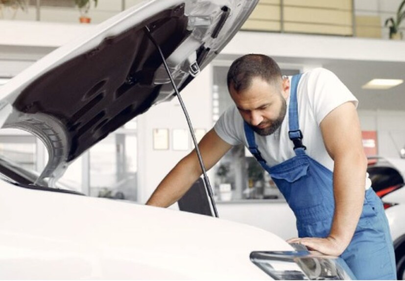 Car Care Tips: उन्हाळा सुरू आहे, म्हणून जर तुम्ही कारने जास्त प्रवास करत असाल तर ही बातमी तुमच्यासाठी खूप महत्त्वाची आहे. उन्हाळ्यात वाहने सर्वात जास्त बिघाडतात. म्हणूनच, कार तज्ञांचा असा विश्वास आहे की, कारची वेळेवर सर्व्हिसिंग करणे आवश्यक आहे. इतकेच नाही तर नियमित देखभालीसह कारचा प्रत्येक भाग चांगला काम करतो. येथे आम्ही तुम्हाला अशा 5 गोष्टी सांगत आहोत ज्या तुमच्या कारसाठी फायदेशीर ठरू शकतात.