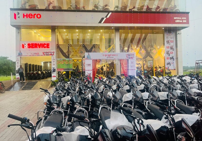 बाईकची मागणी वर्षभर राहते. परंतु सण आणि लग्नाचा काळ येताच, दुचाकींच्या विक्रीत वाढ होते. या काळात, बाईक डीलर्स खूप कमाई करतात. त्याच वेळी, नवीन मॉडेल आल्यावर मागणी वाढते आणि डीलर्स फक्त बाईकची प्री-बुकिंग करून लाखो कमावतात. डीलरचा नफा बाईकची कंपनी, मॉडेल आणि इंजिन क्षमतेनुसार बदलतो. डीलरकडे फक्त बाईकमधूनच उत्पन्न मिळवण्याचे अनेक मार्ग असतात. चला तर मग जाणून घेऊया.