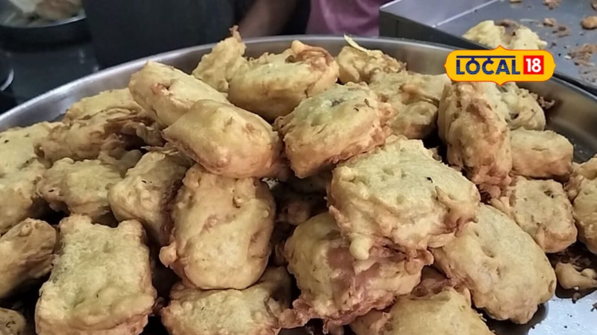 Famous Bread Patties Pune: पारंपरिक अस्सल चव, ब्रेड पॅटिस खावा तर पुण्यात इथंच, असते मोठी गर्दी