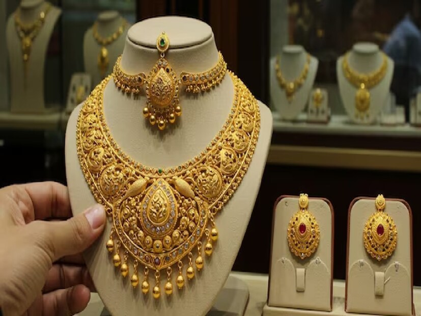 दिल्ली सराफा असोसिएशनच्या म्हणण्यानुसार, आंतरराष्ट्रीय स्तरावर सोने आणि चांदीचा व्यवहार किंचित घसरणीसह सुरू होता. जागतिक स्तरावर स्पॉट गोल्ड ०.१२% घसरून USD ३,७४४.७५ प्रति औंसवर, तर चांदी ०.३५% ने घसरून USD ४५.०३ प्रति औंसवर व्यवहार करत होती.