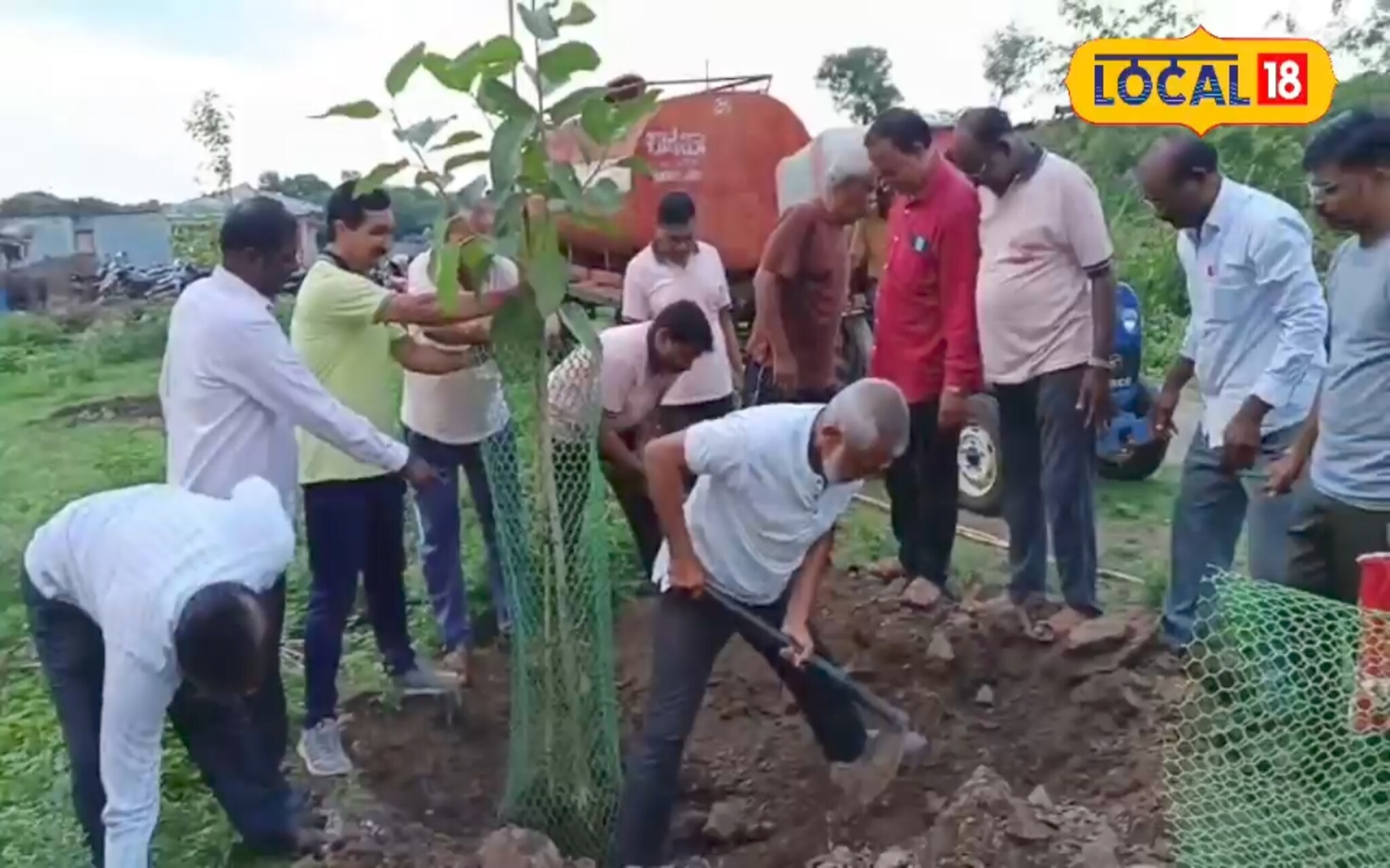 पर्यावरण प्रेमी असावा तर असा,  केली तब्बल 4000 झाडांची लागवड, Video