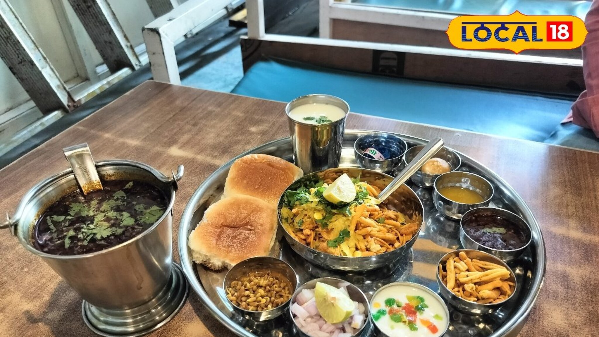 Famous Misal Pune: 27 वर्षांचा वारसा, पुण्यात झणझणीत मिसळ खावी तर इथंच, असते मोठी गर्दी