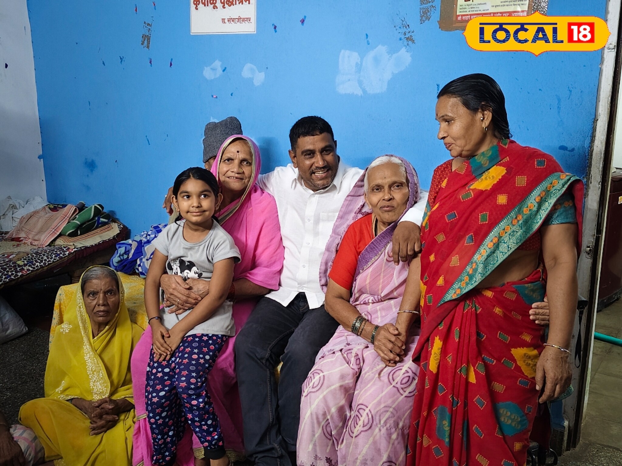 आई-वडील नाहीत, सुरू केलं वृद्धाश्रम! सरकारी मदत नाही, हे दाम्पत्य मसाज सेंटरच्या पैशातून करतंय 30 जणांचा सांभाळ!