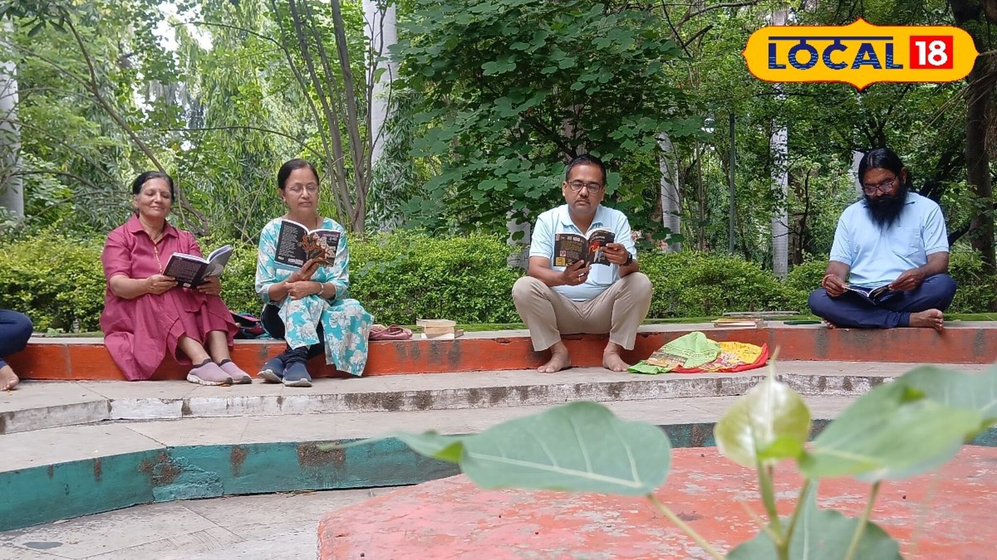 मोबाईलवर तासनतास घालवणाऱ्या हातात पुस्तक, सोलापुरातील अनोख्या उपक्रमाची चर्चा!