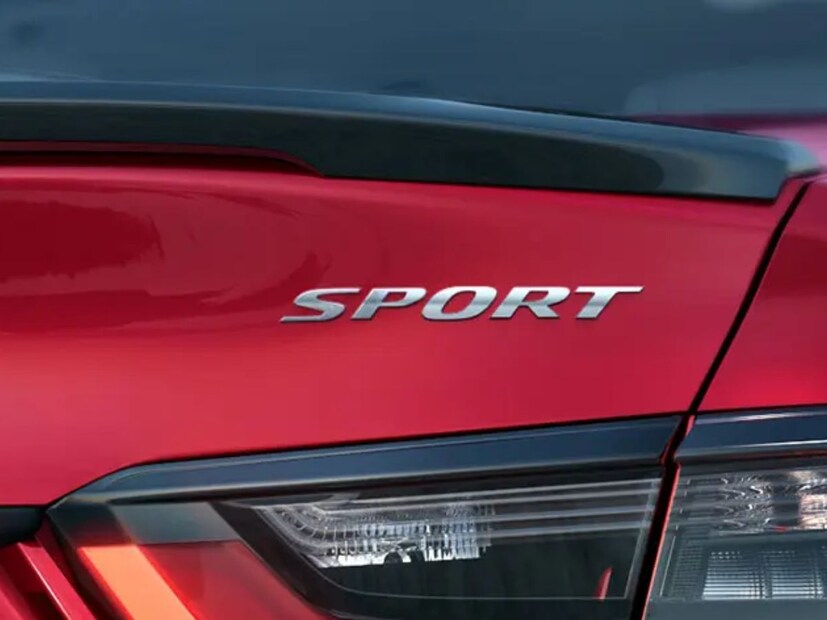 इंजिन आणि पॉवर -होंडा सिटी स्पोर्टमध्ये होंडा 1.5L i-VTEC पेट्रोल इंजिन [E20 कंप्लायंट] आहे जे CVT आणि पॅडल शिफ्टसह 121 Hp ची कमाल पॉवर, 145 Nm चा कमाल टॉर्क आणि 18.4 किमी/ली इंधन मायलेज निर्माण करते. वाढीव सुरक्षिततेसाठी त्यात होंडा सेन्सिंग (ADAS) देखील आहे.