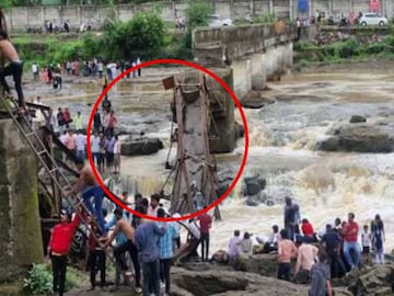 रविवारची सुट्टी अन् मुसळधार पाऊस, इंद्रायणीच्या पुलावर मृत्यूशी भेट, Photo रविवारची सुट्टी अन् मुसळधार पाऊस, इंद्रायणीच्या पुलावर मृत्यूशी भेट, Photo