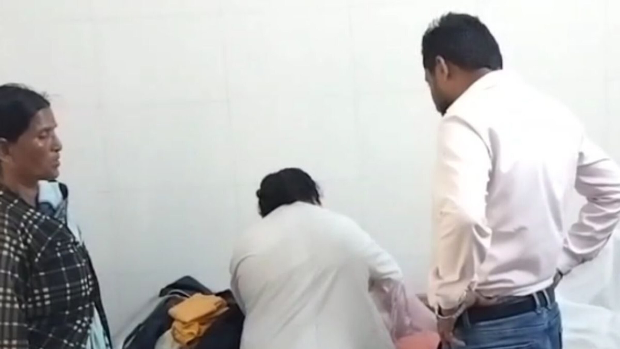 जालन्यात खळबळ! सोनोग्राफीपूर्वी ऍसिड लावलं, गरोदर महिला जखमी, बाळ बचावलं