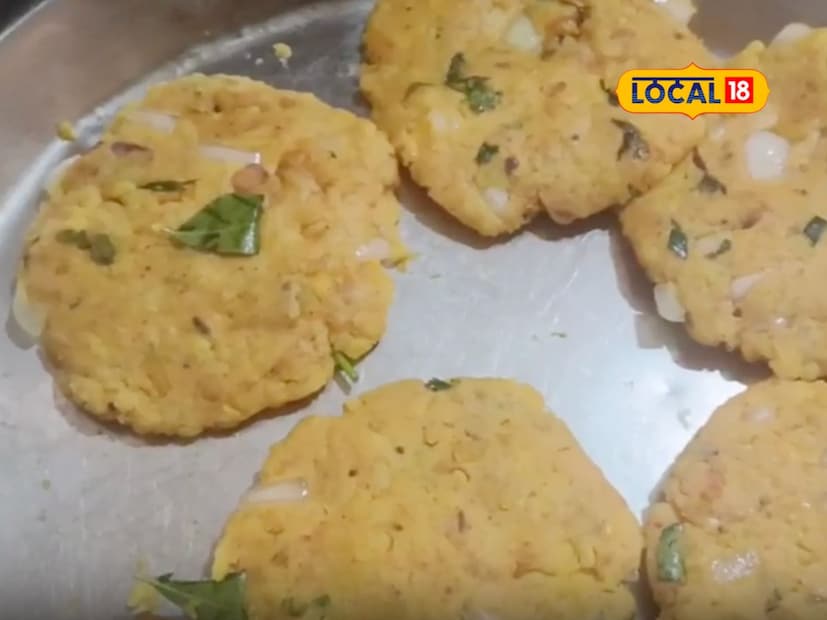 सर्व साहित्य टाकून झाल्यानंतर ते मिश्रण मिक्स करून घ्यायचे आहे. मिक्स झाल्यानंतर त्याचे वडे बनवून घ्यायचे आहेत. त्यासाठी थोडे मिश्रण हातावर घेऊन ते गोल करायचे आणि त्यानंतर त्याला वड्याचा आकार द्यायचा आहे. 