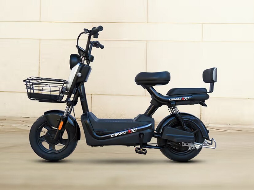 Komaki Electric XR1: देशात इलेक्ट्रिक टू-व्हीलरच्या वाढत्या मागणीमुळे, अनेक नवीन आणि जुने ब्रँड भारतात प्रवेश करत आहेत. सध्या बाजारात कमी स्पीड आणि हाय स्पीड इलेक्ट्रिक टू-व्हीलर उपलब्ध आहेत. जपानी इलेक्ट्रिक टू-व्हीलर कंपनी कोमाकी इलेक्ट्रिकने त्यांची XR1 इलेक्ट्रिक स्कूटर सादर केली आहे, ज्याची किंमत फक्त 29,999 रुपये आहे. 