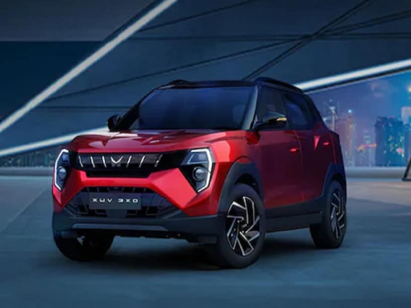 Mahindra XUV 3XO - महिंद्रा मोटर्सची  X700 ची कॉपी असलेली Mahindra XUV 3XO ही एक बजेट फ्रेंडली एसयूव्ही आहे. Mahindra XUV 3XO वर 45,000 45,000 पर्यंतची सूट दिली आहे. Mahindra XUV 3XO ची किंमत 7.28 लाख ते 14.40 लाख (एक्स-शोरूम) च्या दरम्यान आहे. Mahindra XUV 3XO मध्ये ३ इंजिन पर्याय ऑफर करते - 117hp डिझेल, 111hp 1.2 TCMPFi टर्बो-पेट्रोल आणि 131hp 1.2 TGDi टर्बो-पेट्रोल.