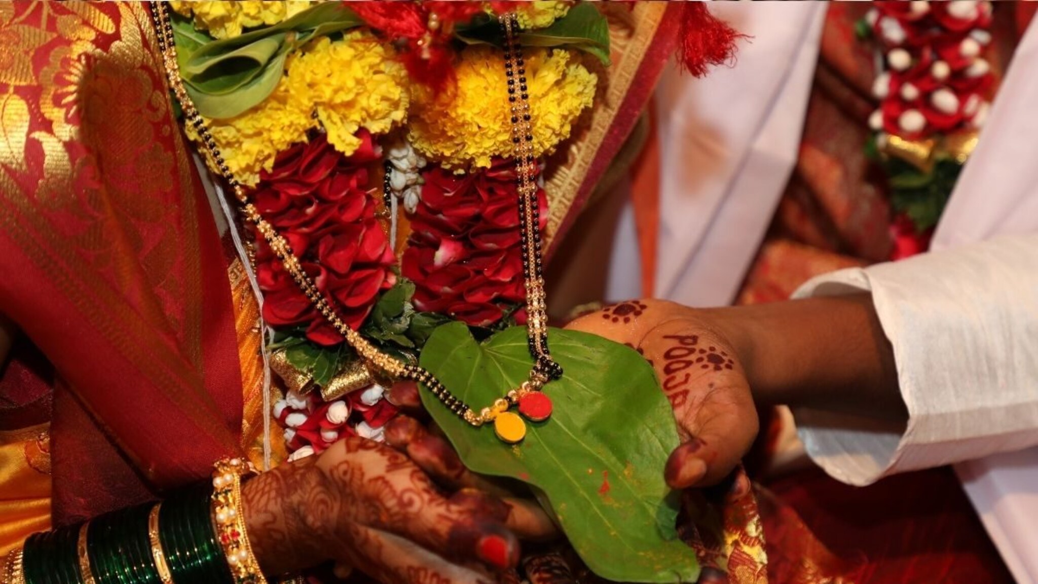 Wedding Ritual Mangalsutra : काळा रंग अशुभ म्हणतात, मग मंगळसुत्रात काळे मणी कसे चालतात, मंगळसुत्रात काळे मणी का असतात?
