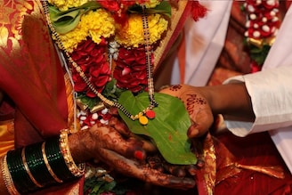 काळा रंग अशुभ म्हणतात, मग मंगळसुत्रात काळे मणी कसे चालतात? ते का असतात?