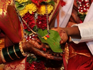 काळा रंग अशुभ म्हणतात, मग मंगळसुत्रात काळे मणी कसे चालतात? ते का असतात?