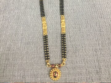 काळा रंग अशुभ म्हणतात, मग मंगळसुत्रात काळे मणी कसे चालतात? ते का असतात?