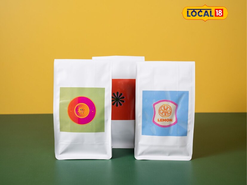 योग्य प्रकारे पाश्चरायझेशन केलेले दूध हे पॅकेटमध्ये भरले जाते. पाश्चरायझेशन ही जी प्रक्रिया आहे ही दोन प्रकारे केली जाते. एक म्हणजे की एकदम उच्च तापमानावरती (हाय टेम्परेचरवरती) दुधाला एक ते दोन सेकंद गरम केले जाते आणि त्यानंतर ते पॅकेटमध्ये भरले जाते. 