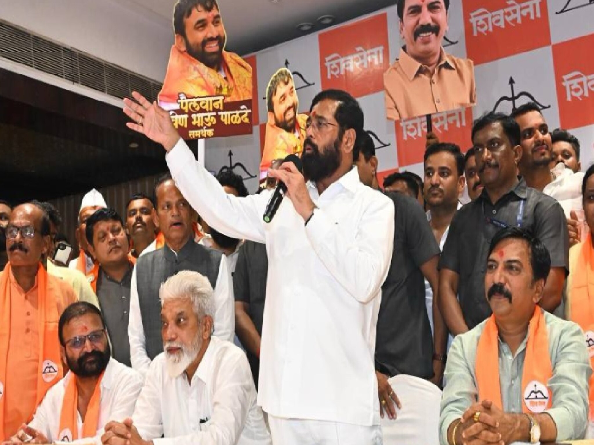 ज्यांच्या मुलीच्या लग्नाला संजय राऊत कुटुंबासह उपस्थित,त्यांचाच ३ आठवड्यात दणका